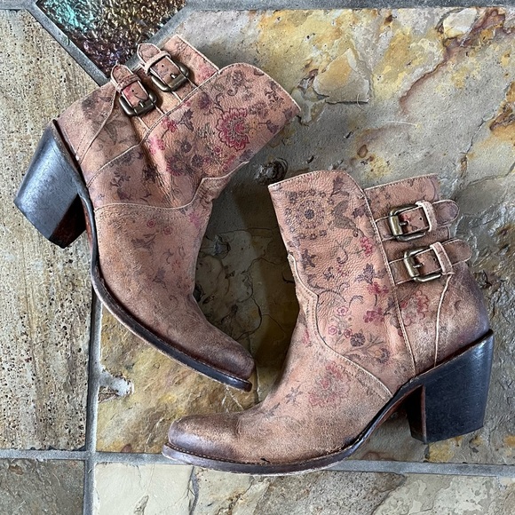 🍃💕Lucchese Distressed Floral Print All Leather Bootie - Picture 2 of 12